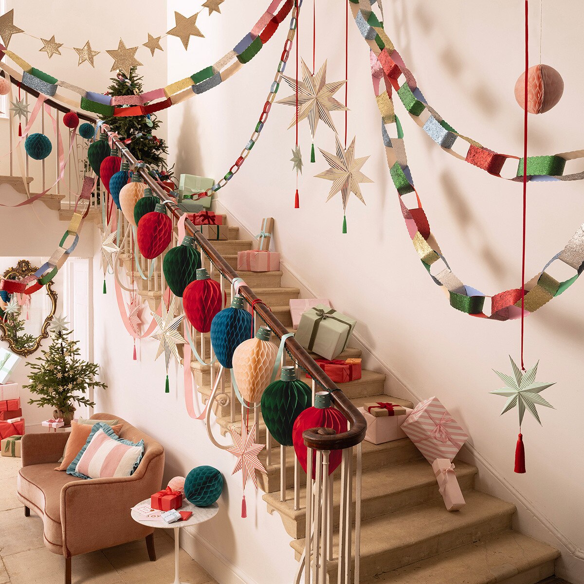 Oversized paper chain links with chunky glitter and scalloped edges