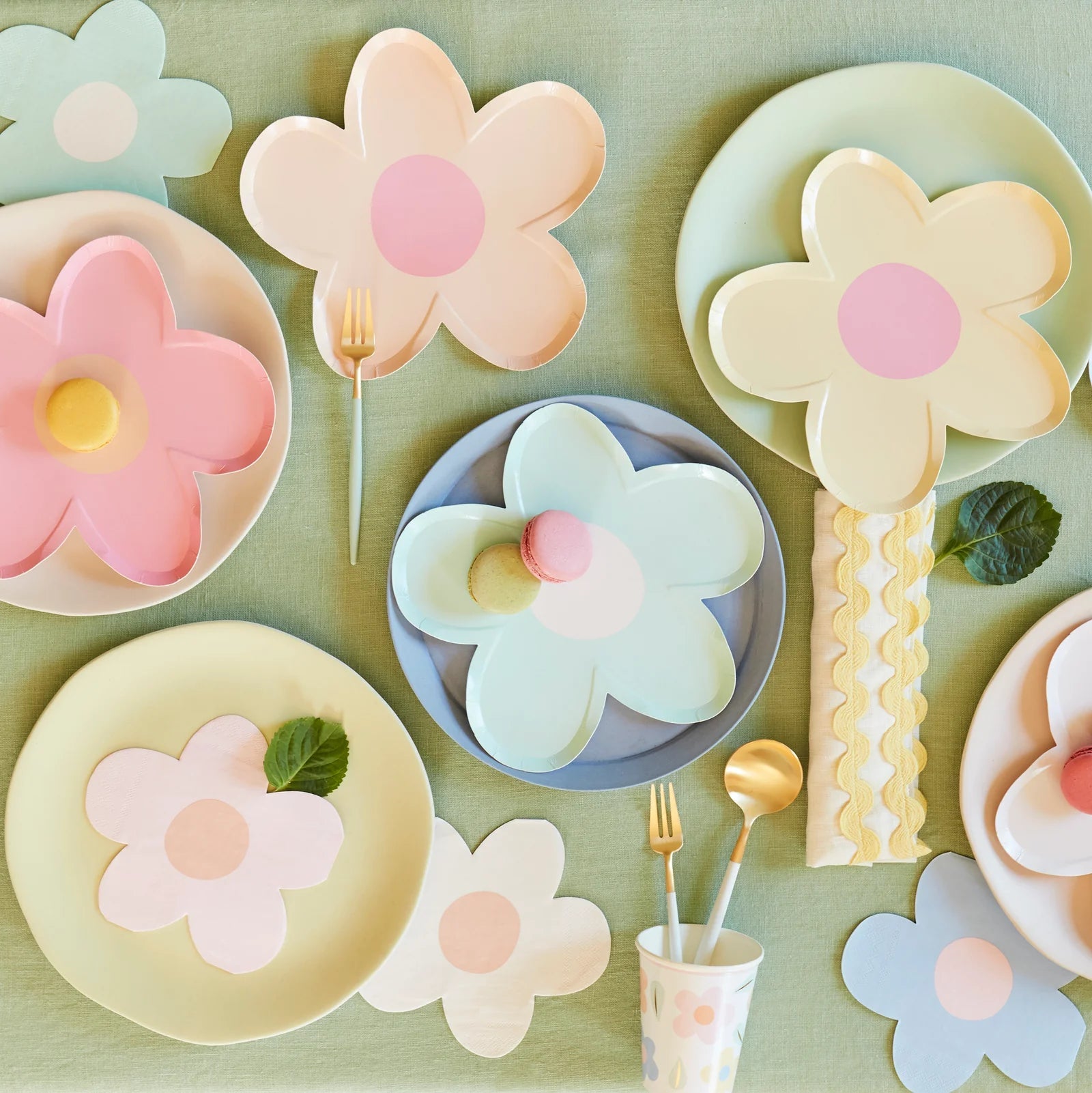 DAISY SHAPED PLATES - OTHERLETTERS