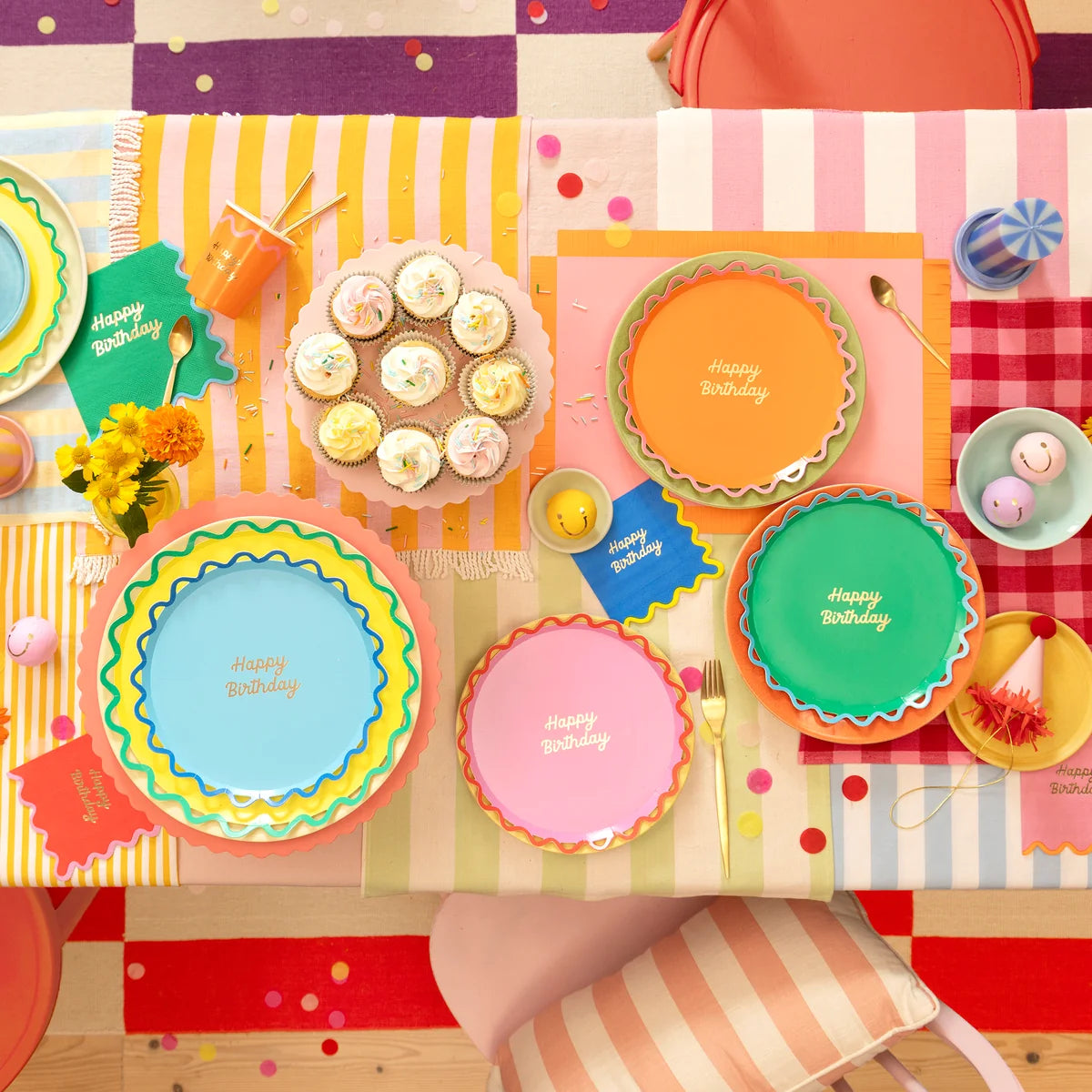 WIGGLE EDGE PAPER PLATES